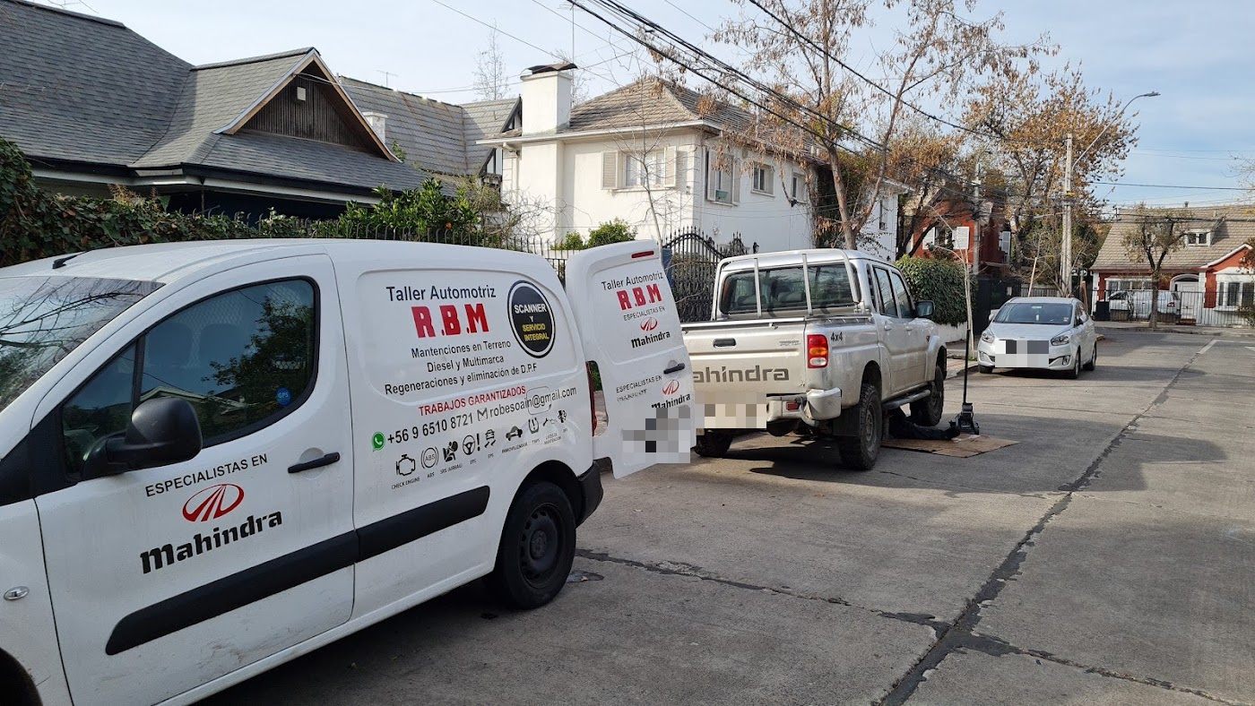 Furgón del Taller R.B.M junto a una camioneta Mahindra en una mantención en terreno
