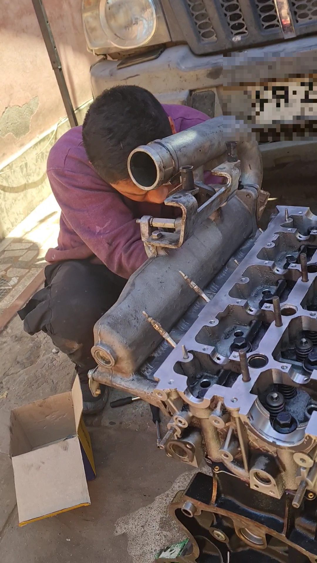 Mecánico trabajando sobre el motor de un vehículo
