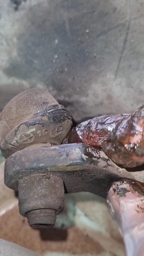Pieza del tren delantero desmontada